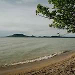 Vizparti Nyaralo Holiday home *